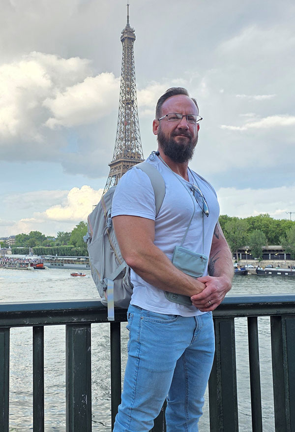 Anthony Suppa Artist near Eiffel Tower